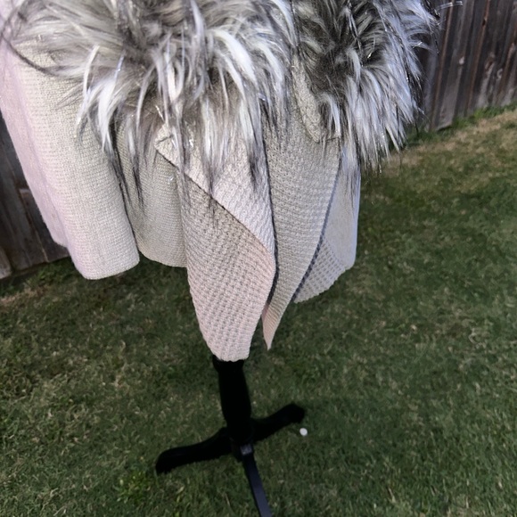 La Seine- Gray Faux Fur Trimmed Women's Cardigan Vest Cape EUC - Picture 5 of 10